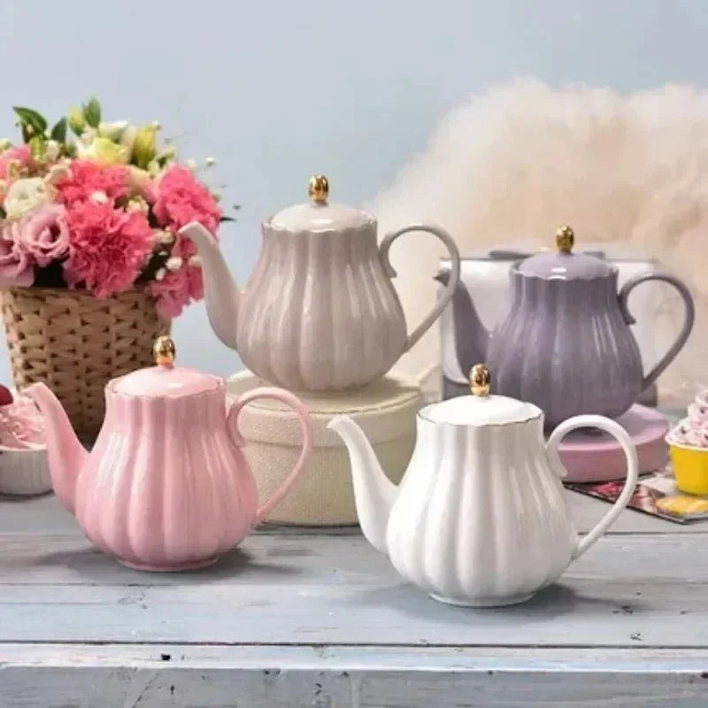 Théière Victoria – Théière en porcelaine blanche avec finition dorée (1 L)