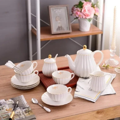 Théière Victoria – Théière en porcelaine blanche avec finition dorée (1 L)