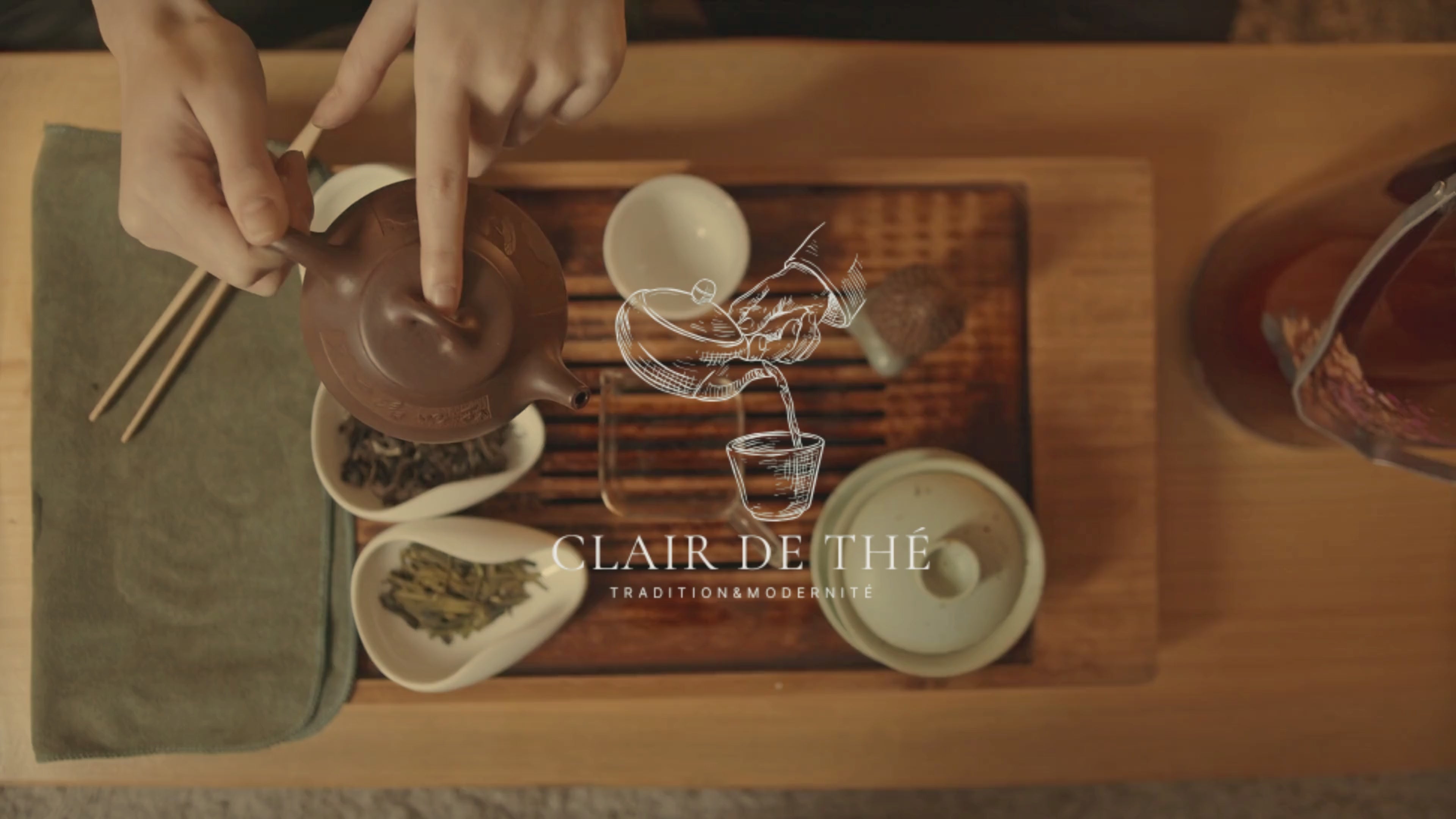 Charger la vidéo : vidéo montrant une personne verser du thé dans un verre.