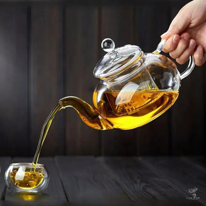 Théière Clara – thé versé dans une tasse en verre