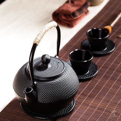 Théière Kuroha – Théière en fonte noir japonaise – (600ml-1,2 L)