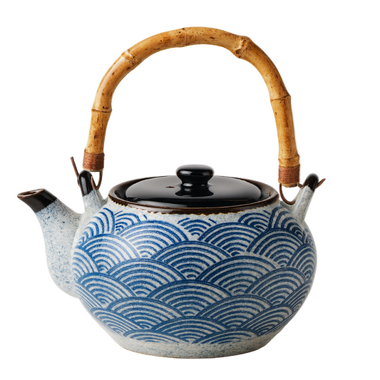 Théière Sakana en céramique émaillée bleue, motifs de vagues Seigaiha, anse en bambou, fond blanc